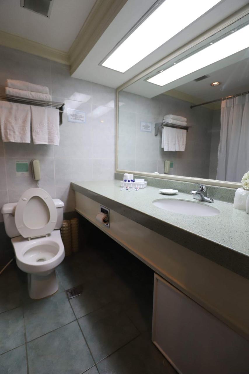 Tiara Oriental Hotel Makati City Екстериор снимка